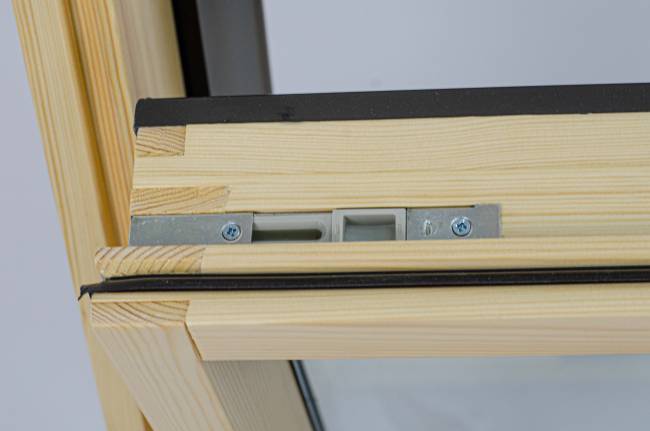 Мансардное окно FTP (CH) со среднеповоротным типом открывания