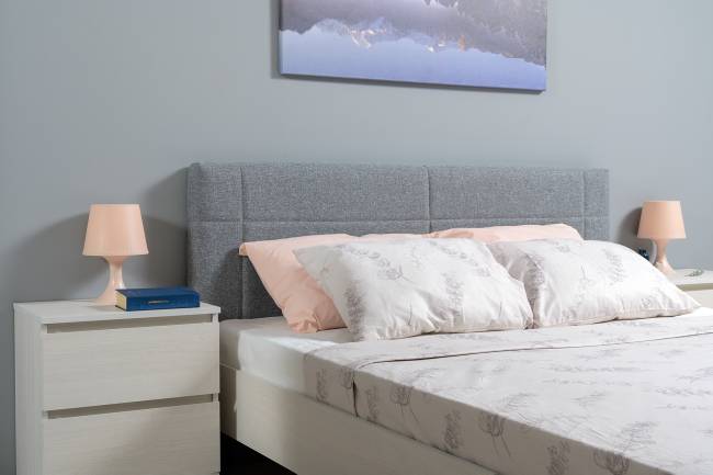 Двуспальная кровать с мягкой спинкой с основанием и двумя тумбочками Ника цвет ясень анкор светлый Двуспальная кровать с мягкой спинкой с основанием и двумя тумбочками Ника цвет ясень анкор светлый