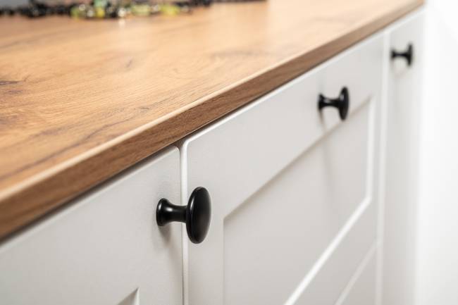 Комод Остин 16.221 с тумбой две дверки цвет белый шагрень/дуб крафт золотой Комод Остин 16.221 с тумбой две дверки цвет белый шагрень/дуб крафт золотой