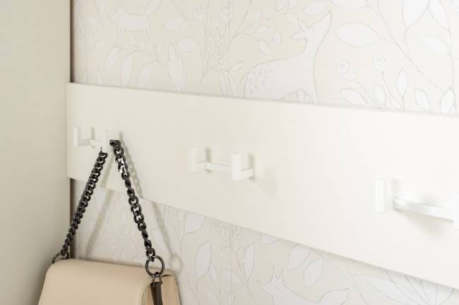 Три обувницы с зеркалом и вешалками для одежды Октава цвет белый шагрень/дуб крафт золотой Три обувницы с зеркалом и вешалками для одежды Октава цвет белый шагрень/дуб крафт золотой